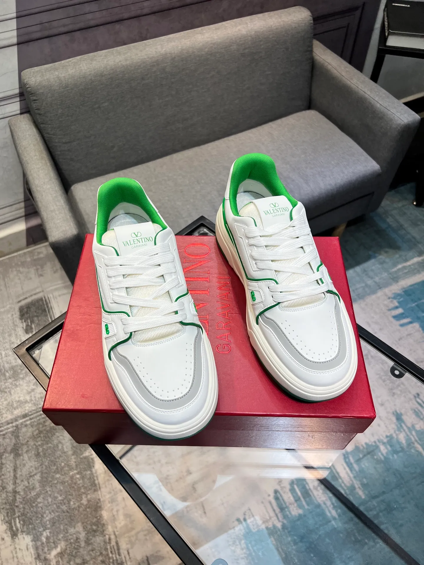 Men's men's shoes 💰660 𝑽𝒂𝒍𝒆𝒏𝒕𝒊𝒏𝒐 Valentino 𝑶𝒏𝒆𝑺𝒕𝒖𝒅 Couple's sneaker series Valentino 2025 latest couple's sneakers, celebrity style, hot sale. The original ZP was purchased and dismantled. Repeated pattern making and modification. I strive to restore the original version 1:1! Top luxury masterpiece, soft and comfortable, combining fashion and leisure, bringing excellent elegant texture and excellent on-foot comfort. Top purchase version upper: imported calfskin surface/original oil edge craftsmanship. Inner: water-dyed cowhide lining. Outsole: original development 𝐓𝐏𝐔 two-color combination outsole. Packaging: original configuration complete package. Code number: 35-44 yards. 34.45 can be customized. Can be customized (self-labeled-no label) order.